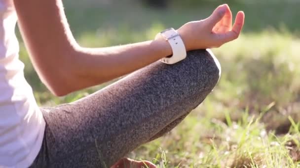 Bir parkta yoga yaparken bir kadın - Video, Çekim