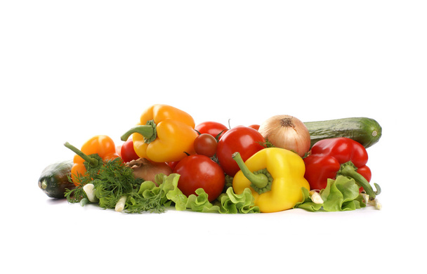 Свежие вкусные овощи изолированы на белом
 - Фото, изображение
