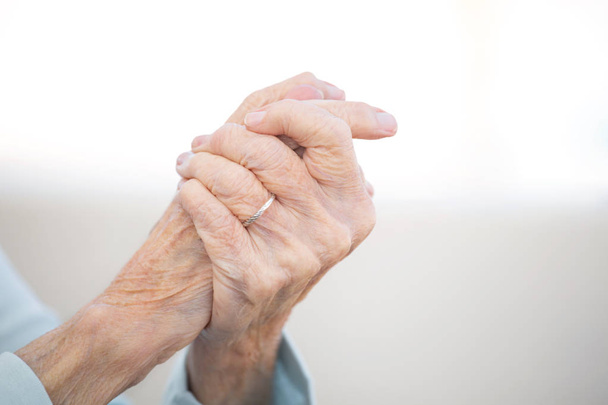 Elderly woman with arthritis. - Zdjęcie, obraz