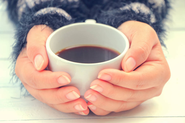 Emberi kéz a tavaszi ing gazdaság csésze kávé  - Fotó, kép