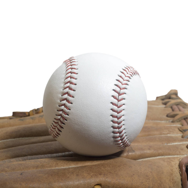 Luva de beisebol de couro usado velho e bola usada em um fundo branco
 - Foto, Imagem