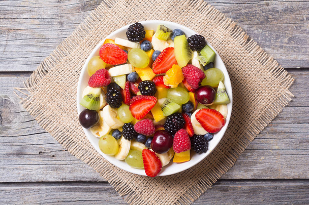 Fruit en bessen salade  - Foto, afbeelding