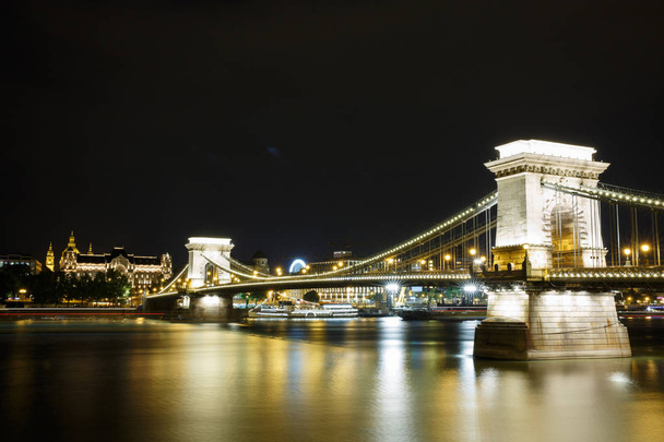 Цепной мост в Будапеште, Венгрия ночью
 - Фото, изображение