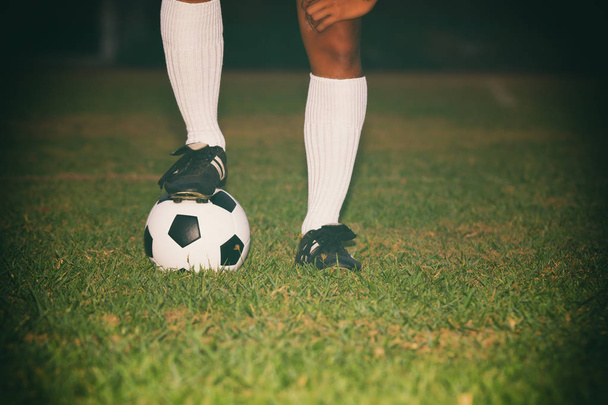 футболист или футболист, стоящий с мячом на поле для ки
 - Фото, изображение