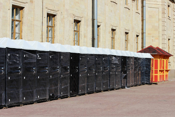 Viele neue tragbare Trockenschränke und Toiletten befinden sich im Torchina-Palast. Vorbereitung auf die Feierlichkeiten zum Jahrestag der Gründung der Leningrader Region - Foto, Bild