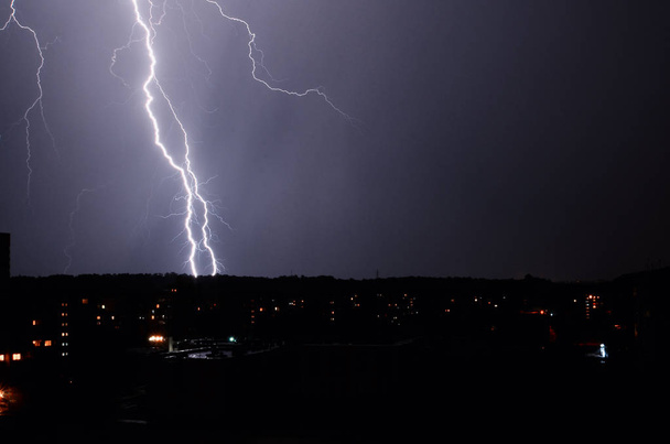 tormenta con relámpagos por la noche en la ciudad - Foto, Imagen
