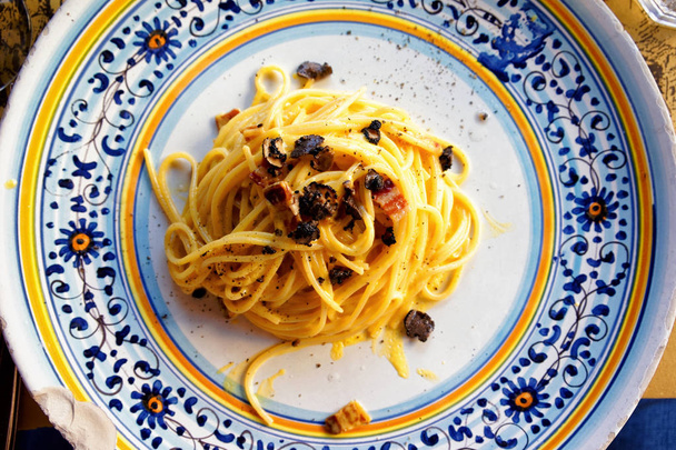 Olasz hagyományos pasta alla carbonara szarvasgomba-gombát lemez - Fotó, kép