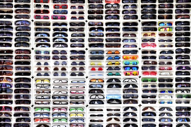 Gruppo di occhiali da sole in negozio
 - Foto, immagini