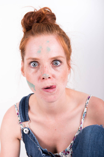 Retrato mulher de cabelos vermelhos com manchas de cor no rosto
 - Foto, Imagem