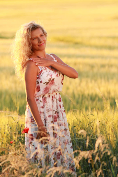 Heureuse femme mature avec une longue robe en soirée d'été
 - Photo, image