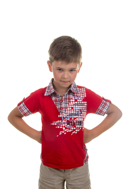 赤い t シャツ、白い背景で隔離の深刻な子供の肖像画 - 写真・画像
