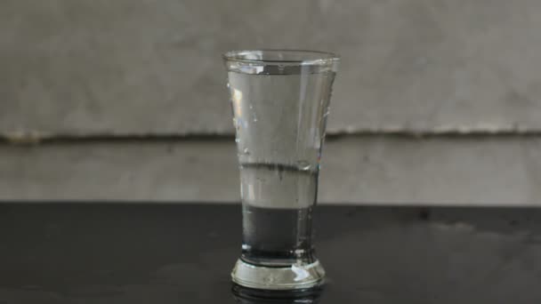 Throw lime into a glass of water - Video, Çekim