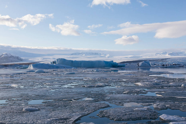 schöne Island Winter Saison Eissee mit blauem Himmel Hintergrund - Foto, Bild