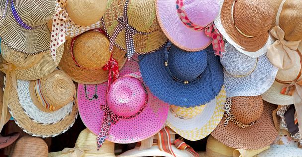 in un vecchio mercato tantissimi cappelli colorati
  - Foto, immagini