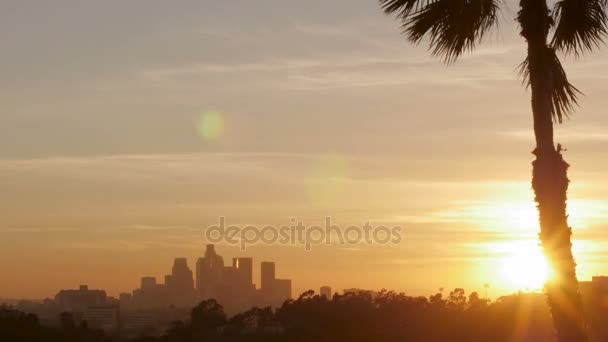 El lapso de tiempo del atardecer del centro de Los Ángeles ilumina el horizonte nocturno
 - Metraje, vídeo