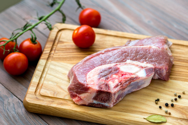 Čerstvé maso na dřevěný stůl - Fotografie, Obrázek