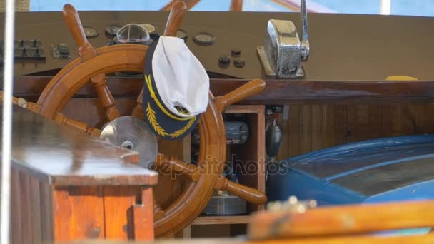 ステアリング ホイールと船長の帽子 - 映像、動画