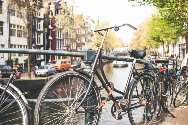Aranyos hiteles Amszterdam jellegzetes csatornái házak régi kerékpár előtt - Fotó, kép