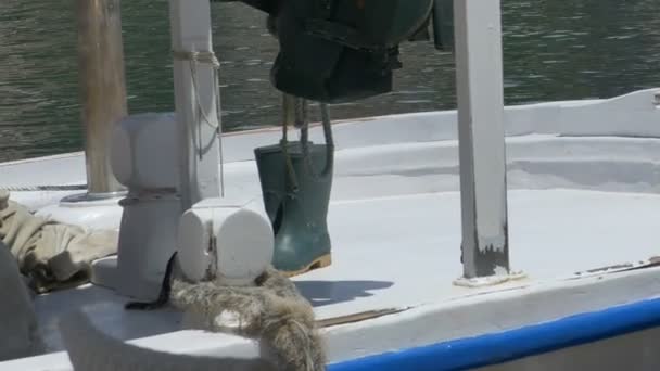 Гумові чоботи на риболовецьке судно - Кадри, відео