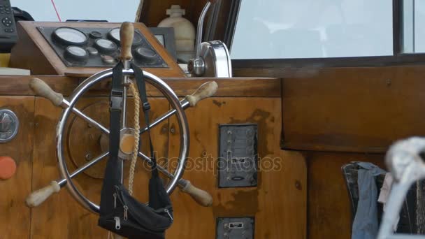 Вінтажний човен Рульове колесо
 - Кадри, відео