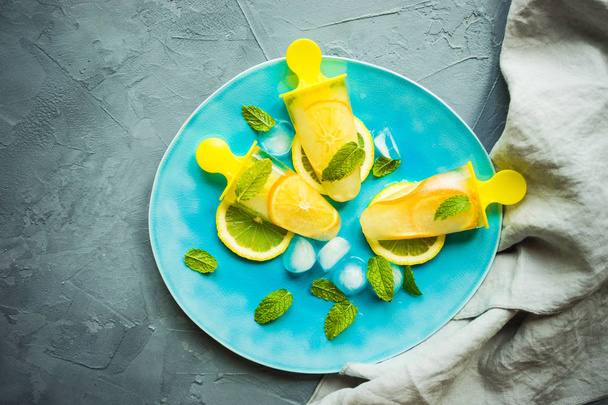 Sommer-Dessert mit Zitrone - Foto, Bild