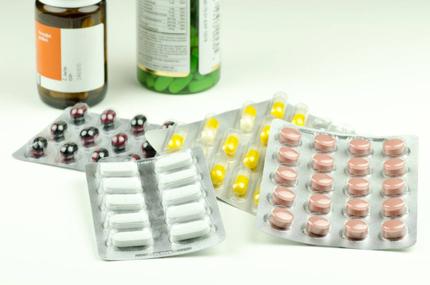 Προβολή με μεγέθυνση από πολύχρωμα χάπια διαφορετικά φάρμακα και βιταμίνες - Φωτογραφία, εικόνα