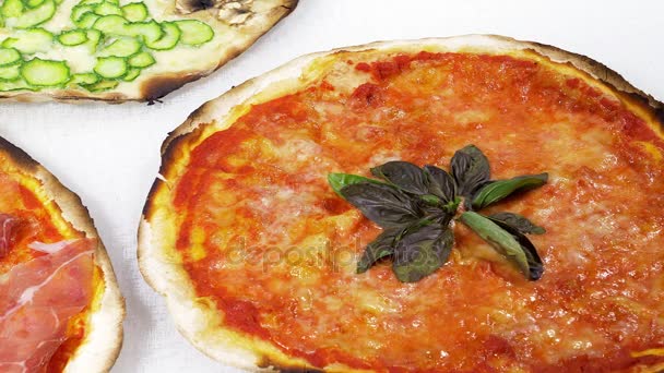 Pizza margherita basilikan kanssa 4K lähikuva
 - Materiaali, video