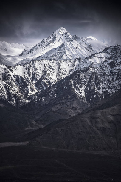Sněhová Hora s modrou oblohou z Leh Ladakh Indie - Fotografie, Obrázek