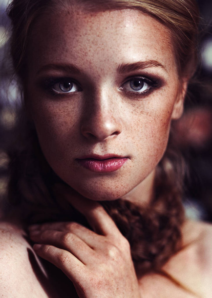 Portré szép elegáns divat lány szeplőkkel - Fotó, kép