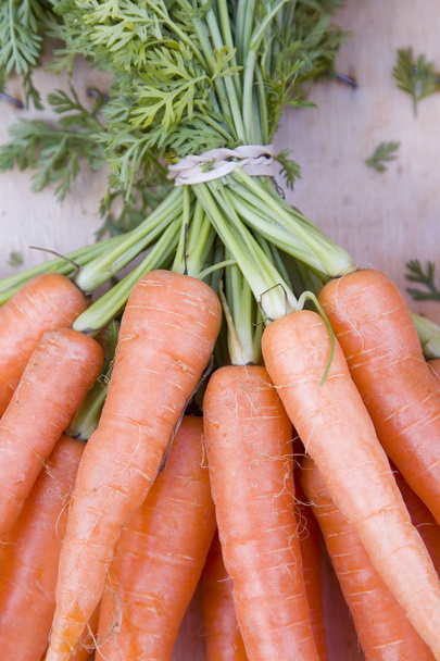 Algunas zanahorias en un mercado
 - Foto, Imagen