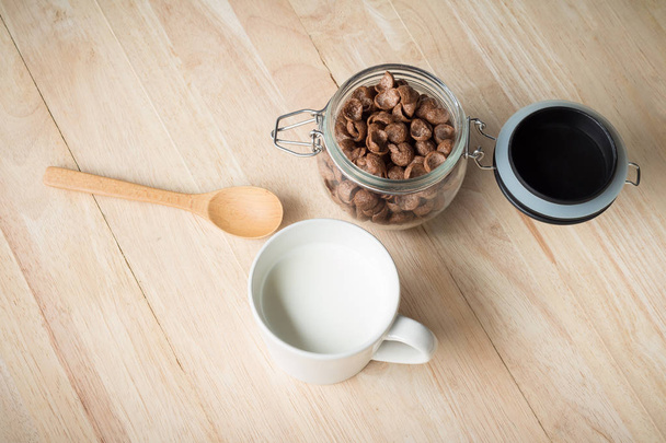 Schokolade Cornflakes und Milch für die Brust - Foto, Bild
