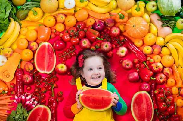 Terveelliset hedelmät ja vihannekset ravitsemus lapsille
 - Valokuva, kuva