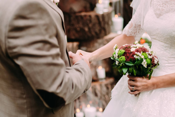 Нареченої і нареченого, тримаючись за руки під час церемонії весілля. Відкритий - Фото, зображення
