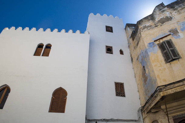 Maroko, Afryka Północna: wąskie uliczki miasta Tanger, miasta na wybrzeżu Maghrebu, strzegących Cieśninę Gibraltarską z jego unikalny mieszanka kultur, od wieków w Europie bramy do Afryki - Zdjęcie, obraz