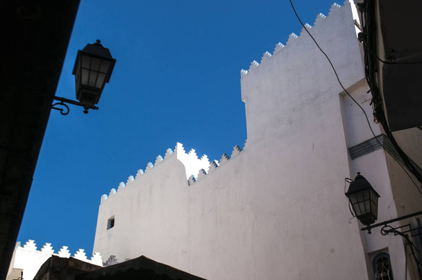 Marocco, Nord Africa: gli stretti vicoli di Tangeri, la città sulla costa magrebina a guardia dello Stretto di Gibilterra con il suo mix unico di culture, per secoli porta d'ingresso dell'Europa in Africa
 - Foto, immagini