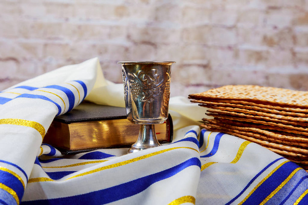 Тора еврейского пасхального хлеба
 - Фото, изображение