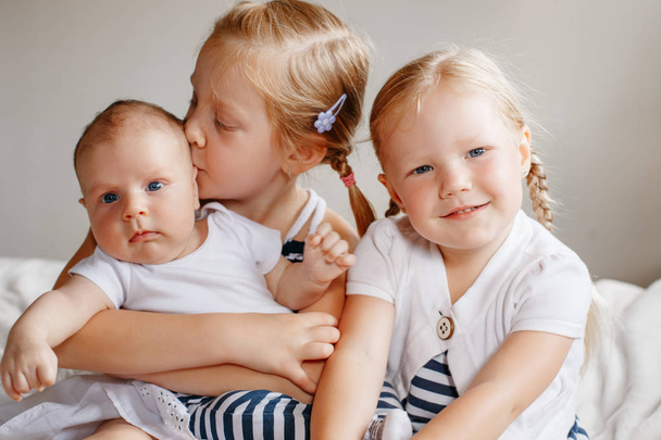  zusters houden van kleine baby - Foto, afbeelding