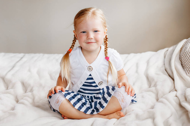  smiling preschool girl sitting  - Foto, immagini