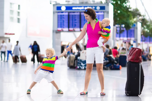 Uçuş öncesi havaalanında aile - Fotoğraf, Görsel