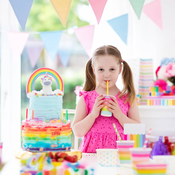 Kids birthday party. Little girl with cake. - Фото, изображение