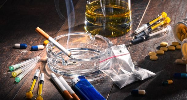 Függőséget okozó anyagok, beleértve az alkoholt, a cigarettát és a kábítószert - Fotó, kép