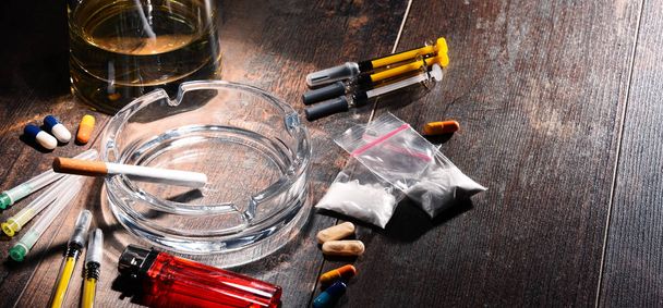 Залежні речовини, включаючи алкоголь, сигарети та наркотики
 - Фото, зображення