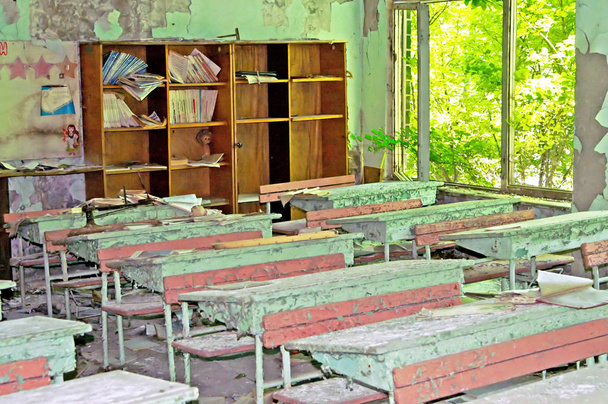チェルノブイリ ゾーンの学校で放棄された建物内部。に関するチェルノブイリの災害 - 写真・画像