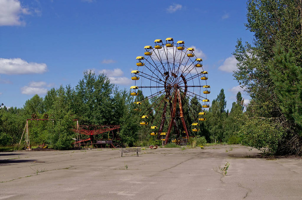 Ρόδα σε Pripyat πόλη φάντασμα στην Chornobyl ζώνη αποκλεισμού, Ουκρανία - Φωτογραφία, εικόνα