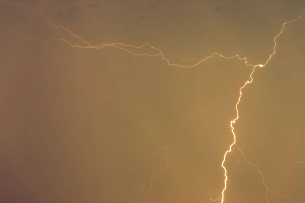 Αστραπές με φόντο ένα thundercloud. - Φωτογραφία, εικόνα