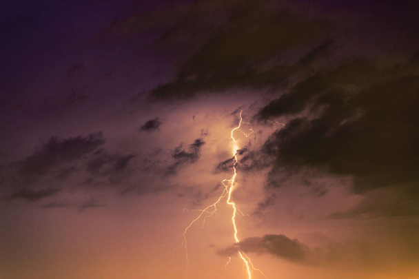 Αστραπές με φόντο ένα thundercloud. - Φωτογραφία, εικόνα