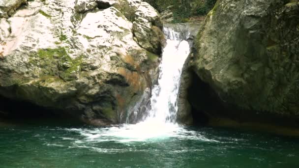Wodospad na górskie rzeki Krymu zwolnionym tempie - Materiał filmowy, wideo