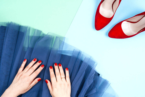 ファッション。服アクセサリー ファッション セットです。女性の手とスタイリッシュな Leathershoes - 写真・画像