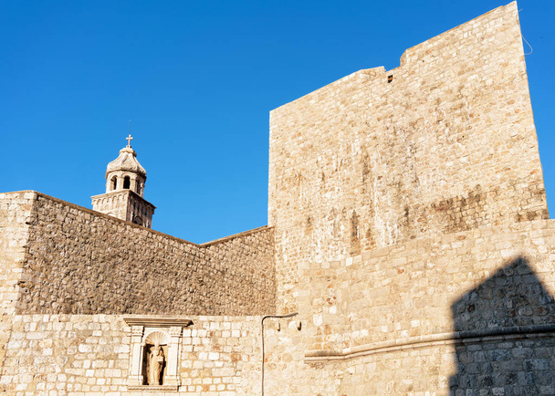 Steeple de la Iglesia Dominicana en la Ciudad Vieja de Dubrovnik
 - Foto, Imagen