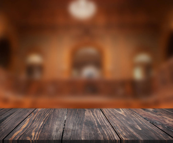 Obrázek dřevěný stůl před abstraktní rozostřeného pozadí interiéru. lze použít pro zobrazení nebo montáž vašich výrobků. Makety pro zobrazení produktu. - Fotografie, Obrázek